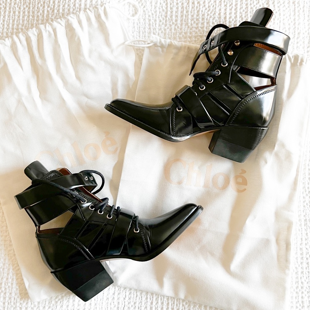 Chloe Rylee Boots in glossy black